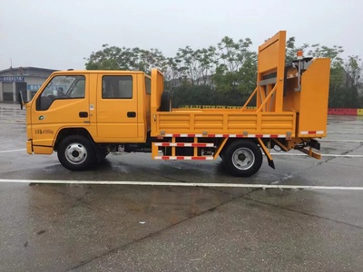 藍牌防撞緩沖車 道路安全的守護者與防撞緩沖墊廠家的關鍵作用